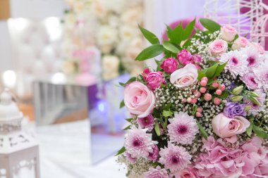 Çok renkli çiçek buketi. Güzel bir buket renkli gül sarmalanmış bulred arkaplan .