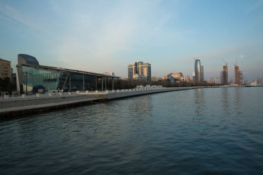 Bakü 'deki Hazar Denizi kıyısında. Bakü 'deki Hazar Denizi' nin panoramik manzarası. Bakü 'nün panoramik manzarası, Azerbaycan, tarihi ve modern mimari ile gökyüzü. Bir kuş bakışı..