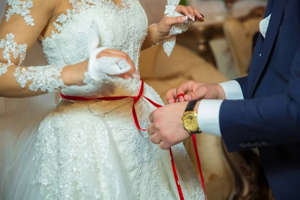 Feche Fita Barriga Noiva Solta Fita Barriga Noiva Casamento Noiva — Fotografia de Stock