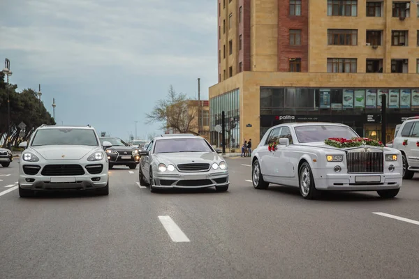 Баку Азербайджан 2017 Белые Роскошные Автомобили Паркуются Элитном Районе Рядом — стоковое фото