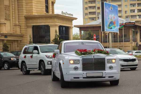 Баку Азербайджан 2017 Белые Роскошные Автомобили Паркуются Элитном Районе Рядом — стоковое фото