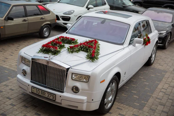 バクー アゼルバイジャン12 2017 結婚式できれいな家の近くの高級地区に駐車白い高級車 ベントレー ポルシェ ロールスロイス メルセデス ベンツ バクストリート市内中心部の結婚式のコルテージ — ストック写真