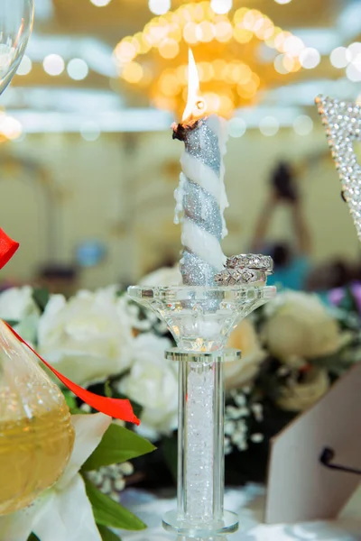 Празднование Свадьбы Жена Муж Танцуют Кольца Шампанское Руки Свечи Элегантные — стоковое фото