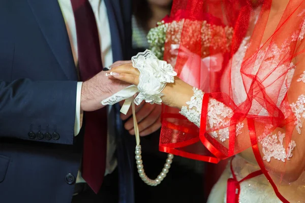 신부는 신부의 반지를 있습니다 신부를 반지를 클로즈업을 부부의 신부의 반지를 — 스톡 사진