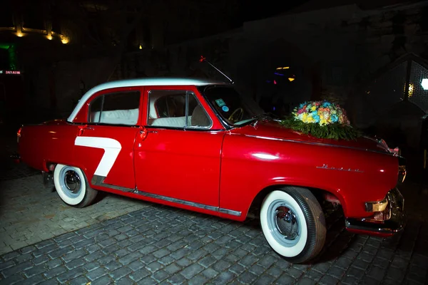 アゼルバイジャンのバクー 2017ヴィンテージ結婚式の車の結婚式の花束 珍しいフロントヘッドライト 任意の目的のために古いバーガンディレッド車 赤いヴィンテージの結婚式の車駐車 — ストック写真