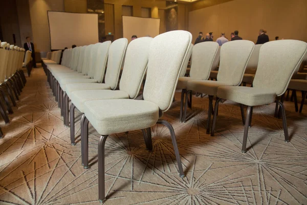 Cadeiras Brancas Sala Conferências Pouco Antes Uma Reunião Negócios Ocorre — Fotografia de Stock