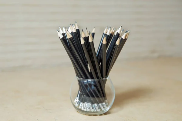 玻璃木制桌子上的黑色和木制铅笔 黑色杯子里的铅笔 简约主义概念 — 图库照片