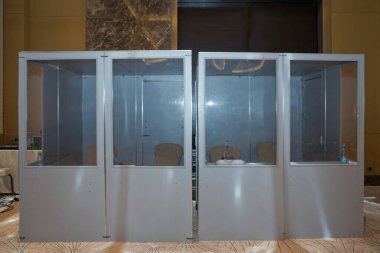 Çevirmenler odacık. yorumlama - mikrofon ve geçiş panosunda bir simultane tercüman booth. Yumuşak odak kablosuz konferans mikrofonlar ve not defterinde bir toplantı salonu.