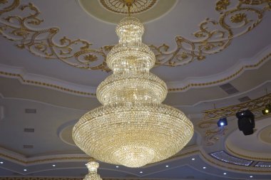 Büyük ve eski pahalı kristal avize .siyah üzerinde kristal kolye ile bir avize illüstrasyon . Dans için saray balo salonu, balo salonu.