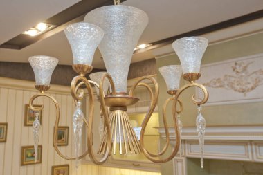 İtalyan mutfak mobilyası. Klasik İtalyan mutfağının beyaz mobilyaları. Modern tarz. Tasarım arka planı. Ev dekorasyonu. Modern ev dekorasyonu. Modern mutfak tasarımı hafif bir iç mekanda. Ahşap dolap.