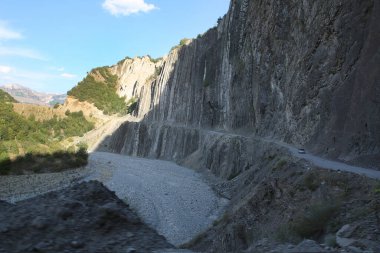 Azerbaycan. Lahic, Ismayilli. 26.08. 2016 yılı. Azerbaycan 'ın İsmayilli bölgesindeki Lahiç köyüne giden dağlık yol. Dağlar Kayalık Babadag, yol ve çamurlu bir nehir Girdimanchay Lahij