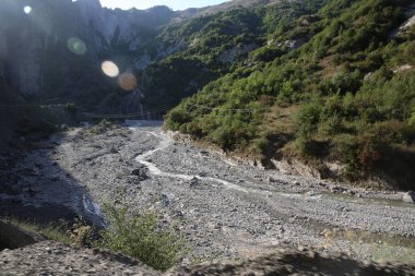 Azerbaycan. Lahic, Ismayilli. 26.08. 2016 yılı. Azerbaycan 'ın İsmayilli bölgesindeki Lahiç köyüne giden dağlık yol. Dağlar Kayalık Babadag, yol ve çamurlu bir nehir Girdimanchay Lahij