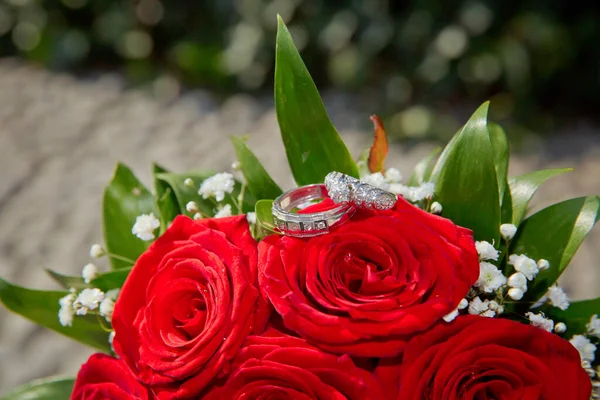 Anelli Sposa Sposo Bouquet Sposa Rosso Mazzo Rose Matrimonio — Foto Stock