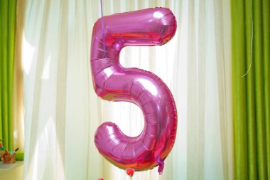 Beyaz arka planda izole edilmiş, şişme balondan yapılmış 5 numaralı pembe. Tam sayı seti. 5 numaralı beyaz helyum balonundan yapılma. .