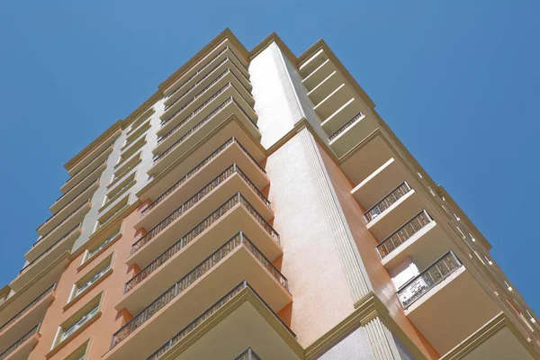 Facciata di moderno multi-piano nuovo edificio residenziale arancione vicino a BAku. Nuovo condominio. Storey case moderne. grattacieli residenziali sotto il cielo blu — Foto Stock