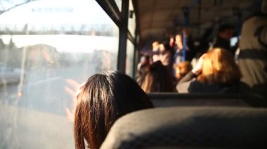 Eski halk otobüsündeki insanlar, otobüsün içinden manzara. Seçici odak ve bulanık arka planda rahat bir otobüste oturan insanlar. Otobüsteki ana toplu taşıma yolcuları..