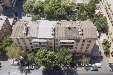 Yıkılması gereken eski avlu evleri. Eski avlu evlerinin tepesinden bak. .