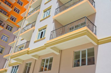 Azerbaycan Bakü 07.08.2017. Taş bir binanın pencere balkonunda. Zarif dekoratif taş balkon. Klasik beyaz binanın düşük seviye perspektifi. Balkonlar ve duvarlar beyaz .