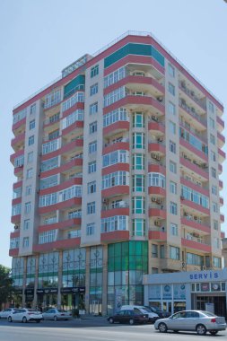 Azerbaycan Bakü 04.08, 2017. Bakü yakınlarındaki modern çok katlı turuncu bina cephesi. Yeni apartman. Storey modern bir ev. Mavi gökyüzünün altındaki yüksek binalar
