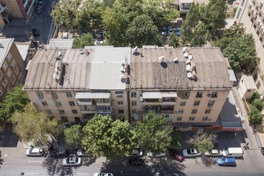 Eski avlu evlerinin tepesinden bak. Yıkılması gereken eski avlu evleri. Beş katlı binalar.