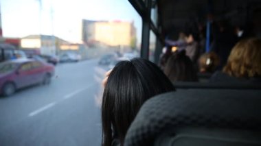 Seçici odak ve bulanık arka planda rahat bir otobüste oturan insanlar. Otobüsteki ana toplu taşıma yolcuları. Eski halk otobüsündeki insanlar, otobüsün içinden görüş. .