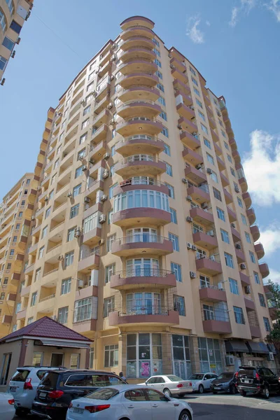 アゼルバイジャンバクー2017年4月8日 バクーの近くに現代的な多階建ての新しい住宅オレンジの建物のファサード 新しいアパートだ 現代の物語の家 青空の下で高層住宅 — ストック写真