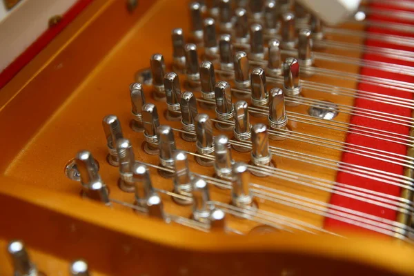 Martillos Cuerdas Piano Abandonadas Afinadas Para Producir Nota Cuando Presiona — Foto de Stock