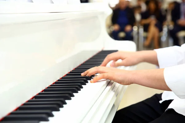 Azerbeidzjan Baku 2020 Kleine Jongen Die Thuis Piano Speelt Witte — Stockfoto