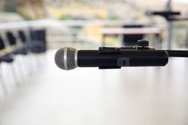 Yaz okulunda Öğrenci Velileri Toplantısı 'nın sahnesinde ya da arka planda bulanık bir etkinlikte, sahne konsepti ve fotokopi alanı üzerine eğitim toplantısında, mikrofona seçici bir odak