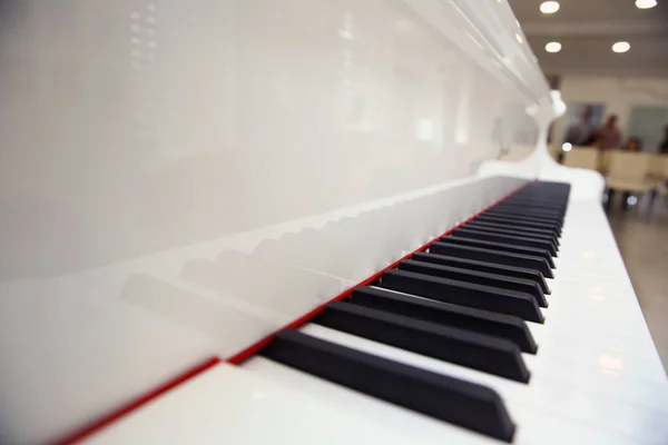 Das Klavier Wurde Musikraum Aufgestellt Damit Der Pianist Vor Dem — Stockfoto