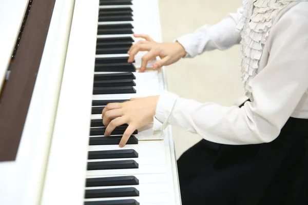 Azerbaïdjan Bakou 2020 Petite Fille Jouant Piano Maison Piano Blanc — Photo
