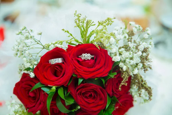 Bruiloft Boeket Van Rode Bloemen Zitten Druppels Water Rozen Trouwringen — Stockfoto