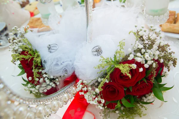 Buquê Casamento Flores Vermelhas Gotas Água Nas Rosas Anéis Casamento — Fotografia de Stock