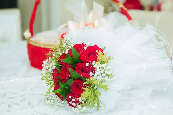 Bruiloft Boeket Van Rode Bloemen Zitten Druppels Water Rozen — Stockfoto