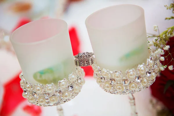 Buquê Casamento Flores Vermelhas Gotas Água Nas Rosas Anéis Casamento — Fotografia de Stock