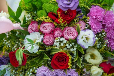 Tepesinde çok renkli sarı buket var. Masada bir buket çiçek. Gökkuşağı papatyası. Kasımpatı Gökkuşağı Çiçeği. Çiçek açan gökkuşağı kasımpatı buketleri