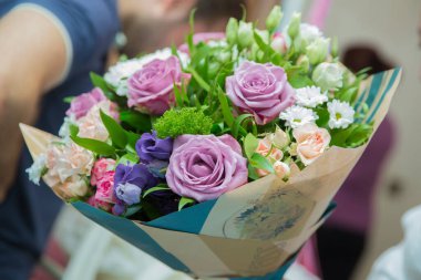 Rosa Mainzer Fastnacht. çok renkli kağıt buket bulanık arkaplan .