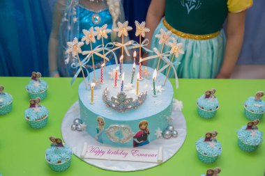 Azerbaycan Bakü 04.02.2020. Donmuş doğum günü pastası. Disney Dondurulmuş Pasta. Çocukların doğum günü. Donmuş temalı çocuğun doğum günü pastası.