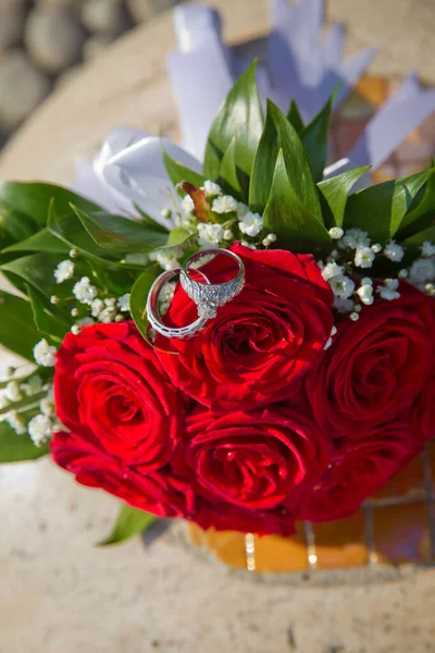Νύφη Και Γαμπρός Δαχτυλίδια Ένα Κόκκινο Γαμήλιο Μπουκέτο Ένα Μπουκέτο — Φωτογραφία Αρχείου