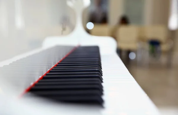 Das Klavier Wurde Musikraum Aufgestellt Damit Der Pianist Vor Dem — Stockfoto