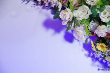 Büyük Beyaz Güller 'in çelengi. Güller Garland Yapay İpek Çiçekleri. Beyaz güllerle kusursuz bir sınır. Beyaz arka planda izole edilmiş. Yazmak için boş alan.