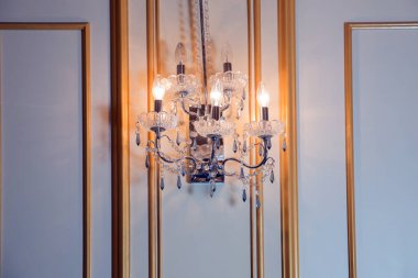 Lamba karanlıkta parlar. Klasik duvar lambası. Duvarda klasik tarzda bir ampul tasarımı. Antika lamba. Duvardaki klasik ışığa yaklaş.