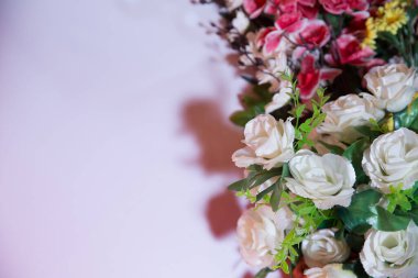 Büyük Beyaz Güller 'in çelengi. Güller Garland Yapay İpek Çiçekleri. Beyaz güllerle kusursuz bir sınır. Beyaz arka planda izole edilmiş. Yazmak için boş yer. Kırmızı orkideler çiçek .