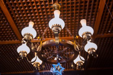 Avize lambası. Tavanın altında asılı pahalı, güzel bir avize. Güzel odadaki lamba. Avize tavan ışıkları. Sarayın tavanında asılı pahalı bir avize..