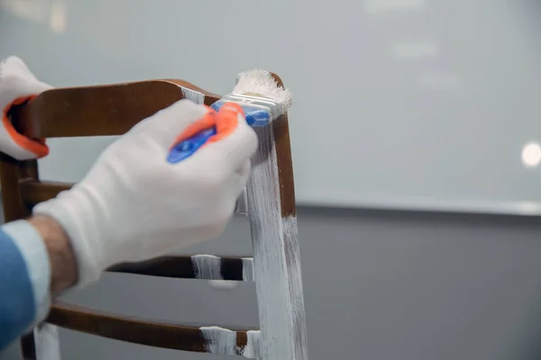 Eski sandalyeler beyaza boyanır. Eski Mobilya Boyama. Bebek sandalyeleri boyanmış. Yükseltme konsepti.