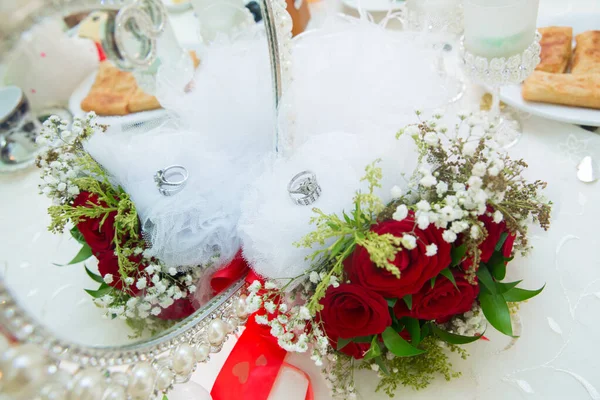 结婚的一束红花 玫瑰上有水滴 红玫瑰上有结婚戒指 — 图库照片