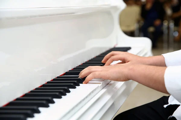 Azerbeidzjan Baku 2020 Kleine Jongen Die Thuis Piano Speelt Witte — Stockfoto