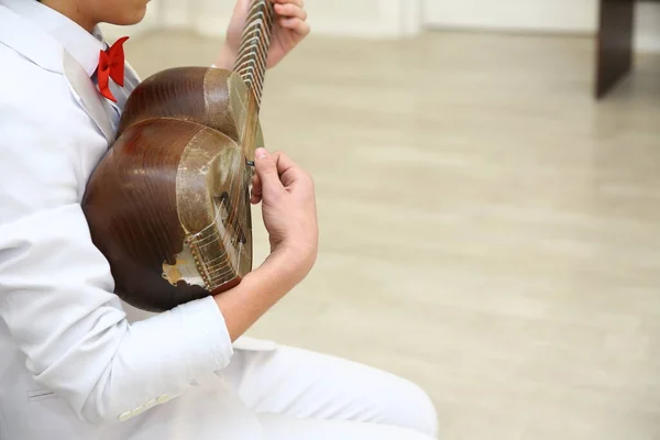 Azerbaiyán Bakú 2020 Instrumento Cuerda Alquitrán Man Playing Classical Folk —  Fotos de Stock