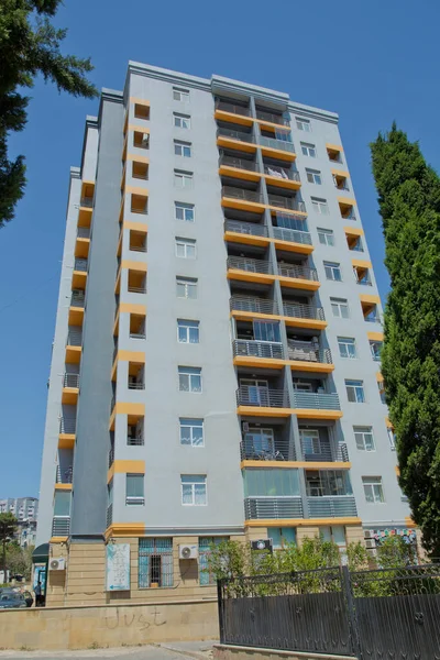 アゼルバイジャンバクー2017年4月8日 バクーの近くに現代的な多階建ての新しい住宅オレンジの建物のファサード 新しいアパートだ 現代の物語の家 青空の下で高層住宅 — ストック写真