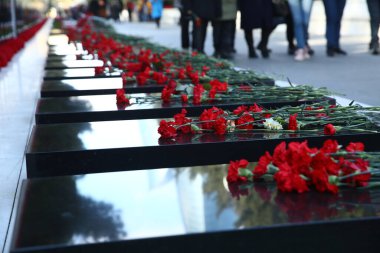 Azerbaycan, Bakü, 18 Ocak 2020. 20 Ocak trajedisinin yıldönümünde Sovyet Ordusu 'nun 1990 yılında Bakü' ye saldırıp 137 kişinin öldüğü, 744 kişinin yaralandığı Şehitler Sokağı 'nı ziyaret eden insanlar görülüyor.